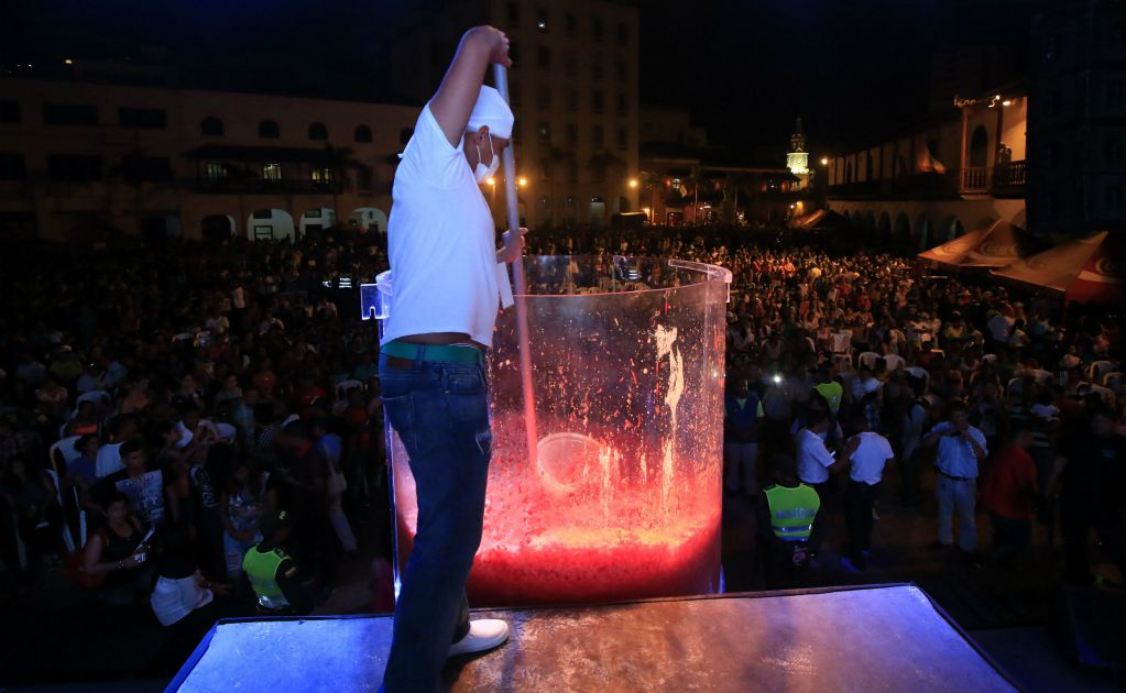 Preparan el coctel de camarón más grande 