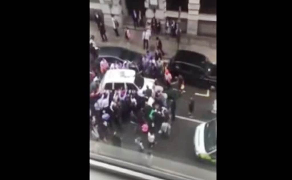 Levantan taxi para rescatar a mujer atropellada en Londres