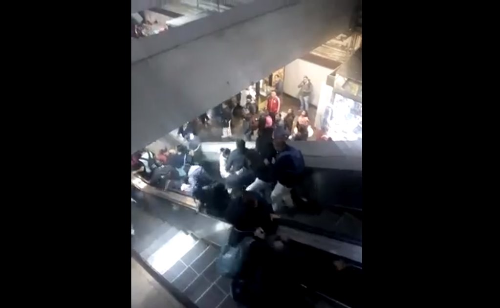 Escalera eléctrica falla y provoca caos en Metro Tacubaya; hay 2 lesionados