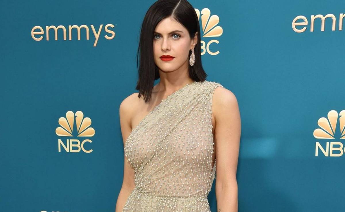 Alexandra Daddario presume bikini verde de infarto en playa cristalina