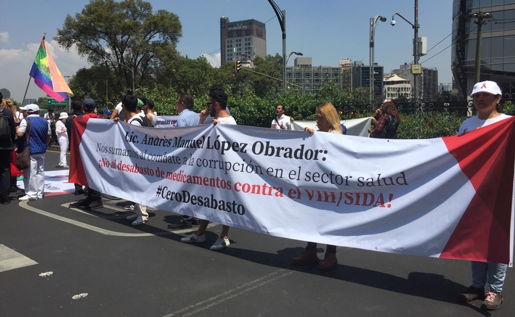 Pacientes con VIH bloquean Paseo de la Reforma por desabasto de medicamentos