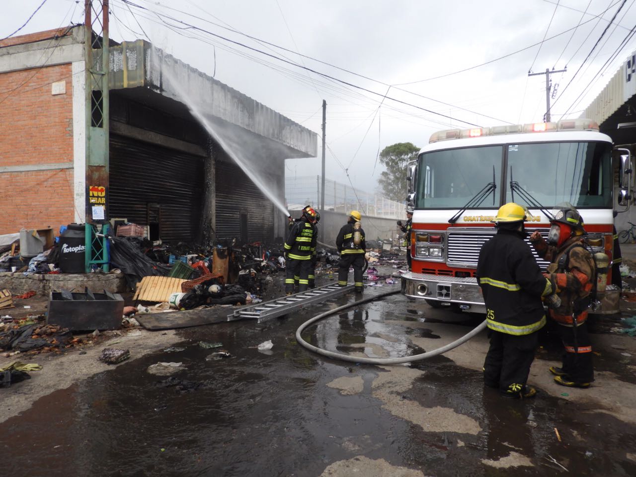 Arde bodega en el mercado de abastos