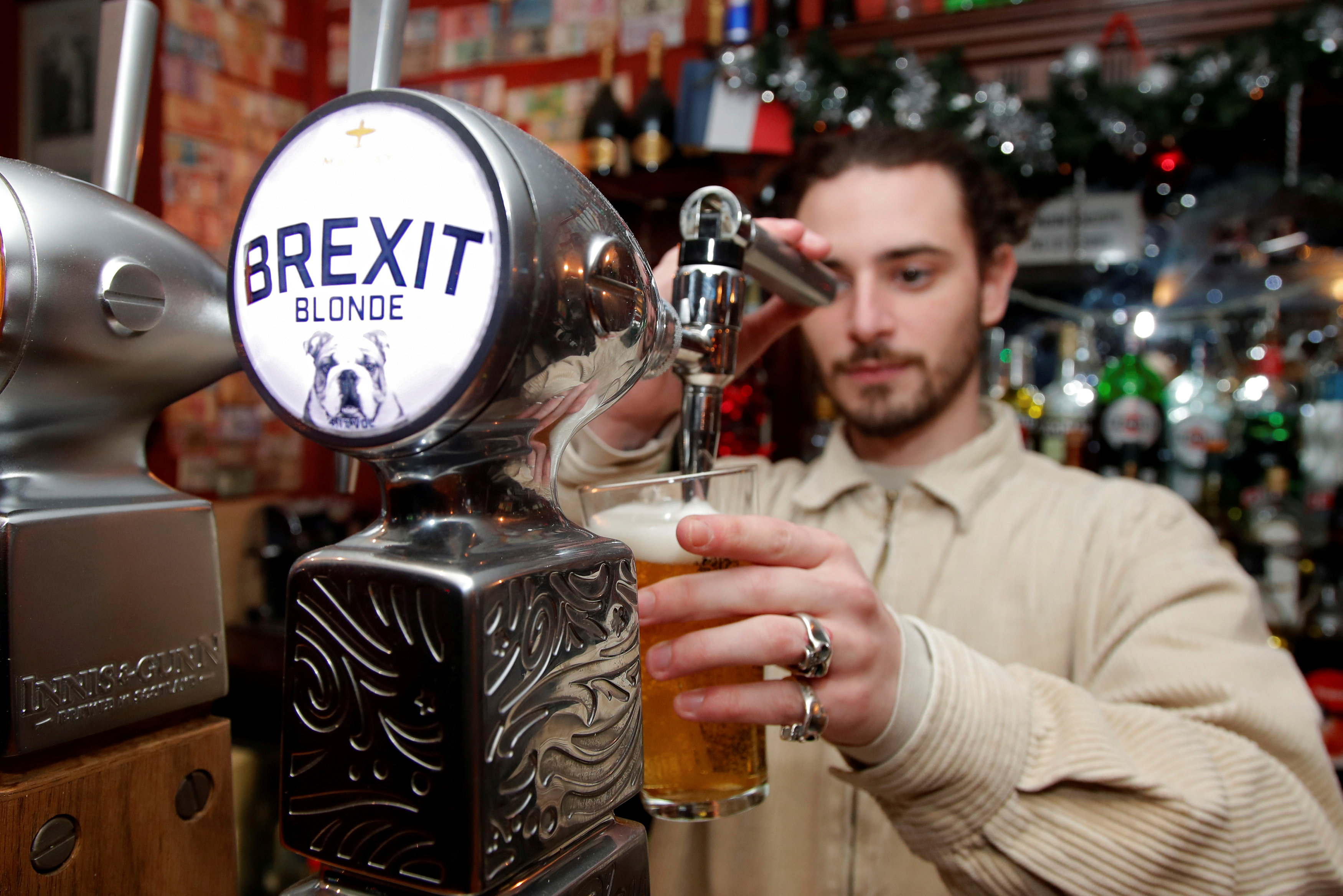 En París, clientes británicos ahogan sus penas con cerveza "Brexit"