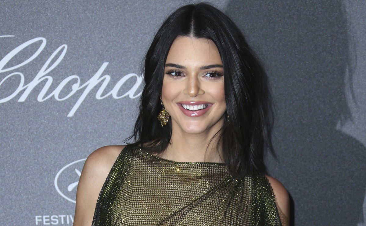 Kendall Jenner deslumbra con vestido transparente en sesión 