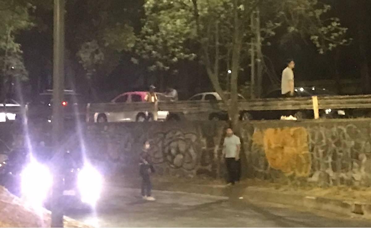 Franeleros se adueñan de calles cercanas al Parque Urbano Aztlán; cobran hasta 70 pesos