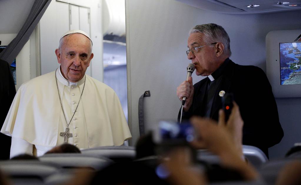 Bromas, selfies y bendiciones en vuelo del Papa a Ecuador