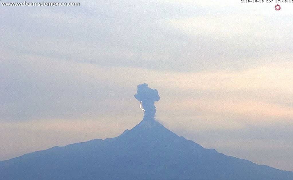 Volcán de Colima emite otra gran exhalación; captan rayo