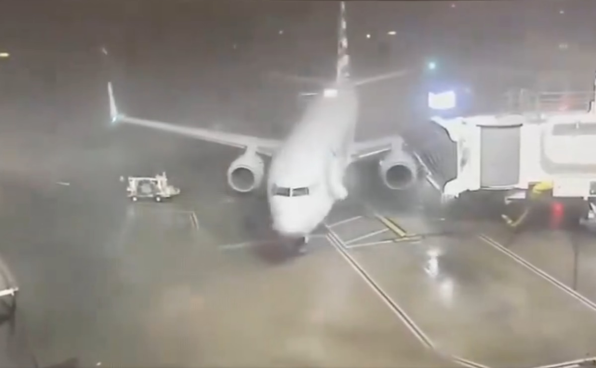 Fuerte viento “empuja” avión de American Airlines de su puerta de embarque, en aeropuerto de Texas