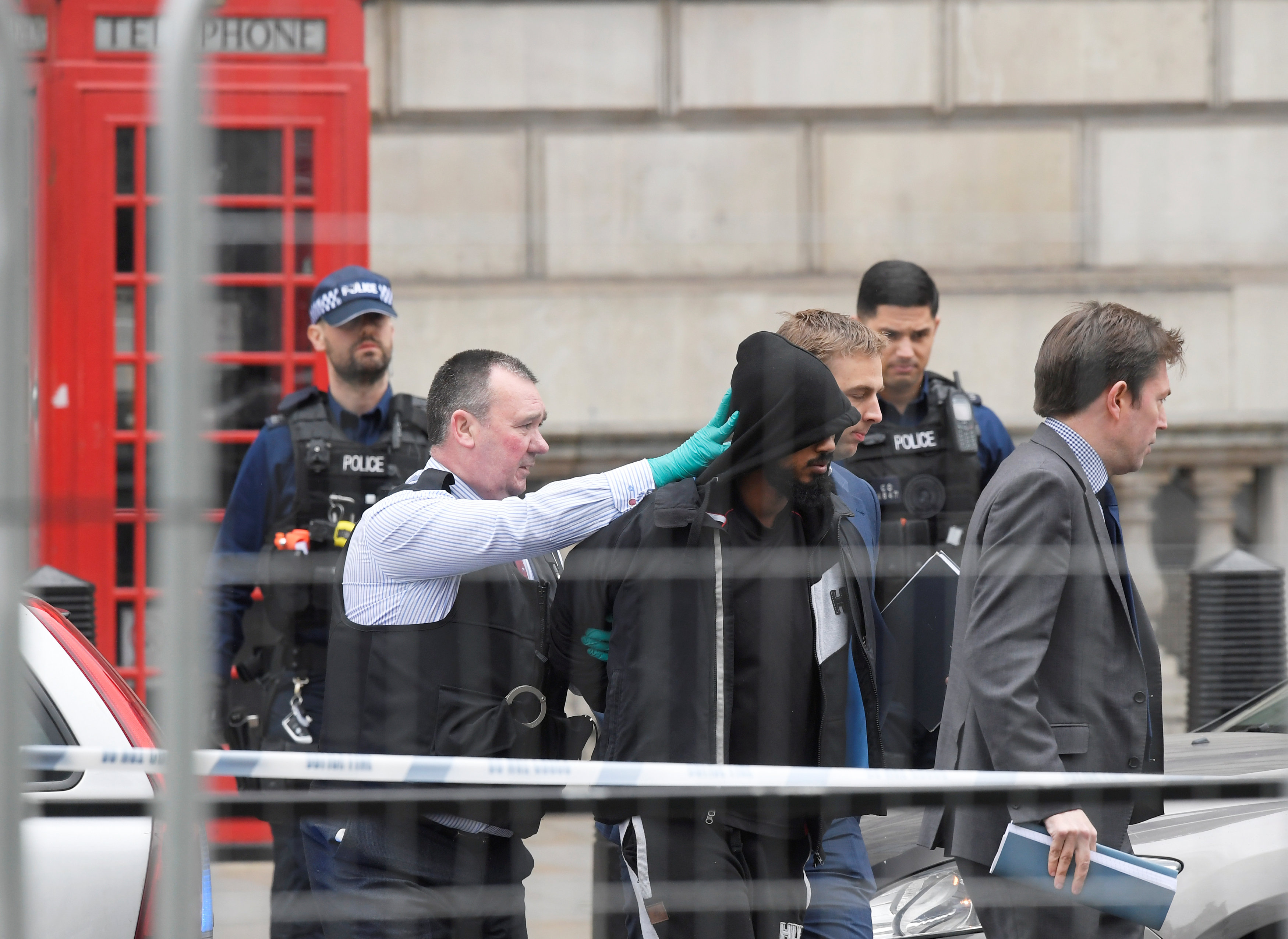 Detienen en Londres a hombre con cuchillos; habría planeado atentado