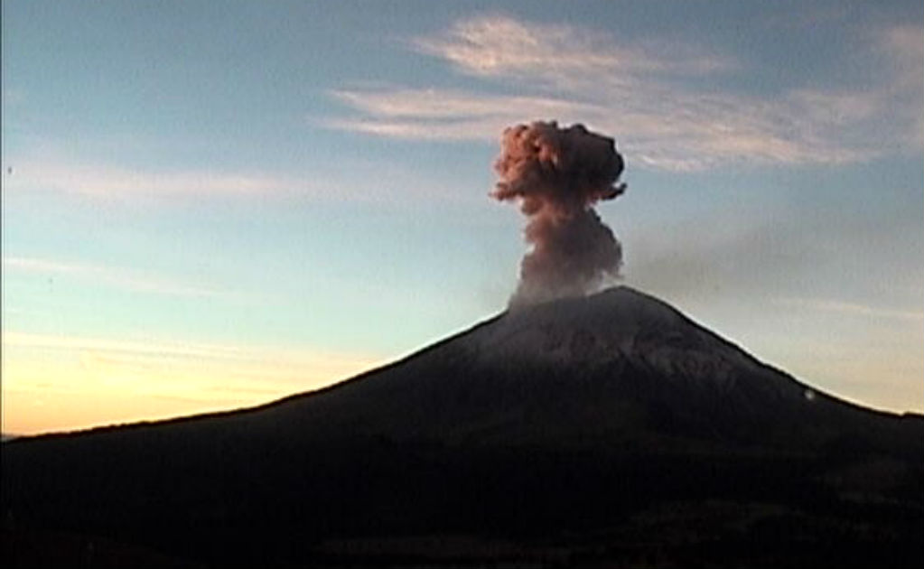 Volcán Popocatépetl registra explosión con ceniza