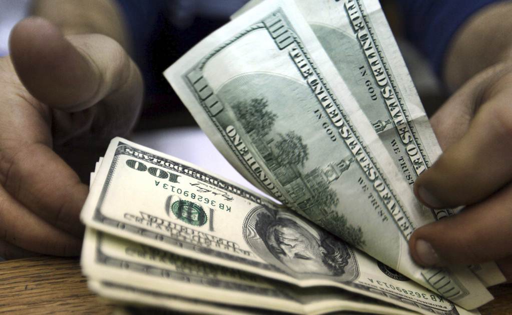 Dólar inicia el día en $17.06 en bancos del DF
