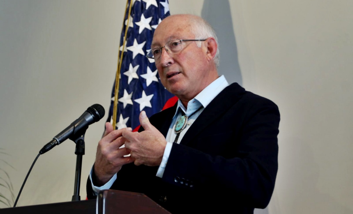 Advierte Ken Salazar que México y Rusia no pueden ser cercanos, “eso nunca puede pasar”