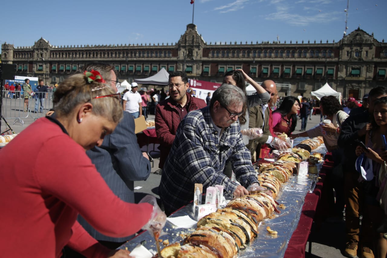 FOTOS: Parten mega rosca de Reyes en el Zócalo; capitalinos hacen larga fila