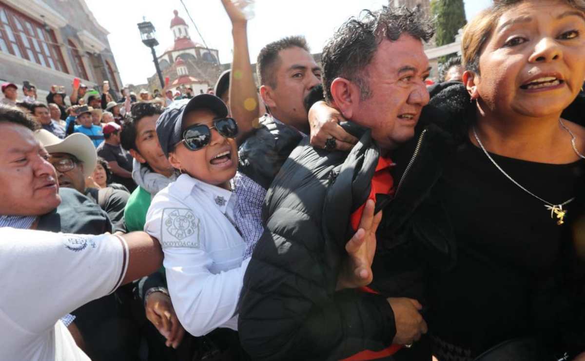 Pobladores irrumpen en palacio municipal de Ocoyoacac y bañan con agua, refrescos y huevos al alcalde