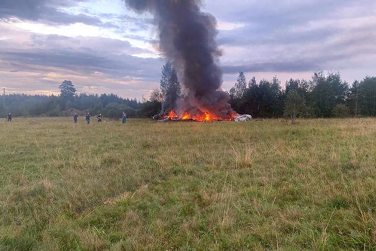 Los impactantes videos del desplome del avión donde se cree viajaba el líder de Wagner