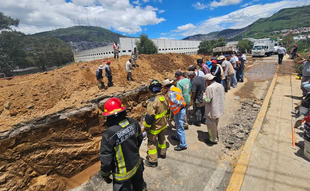 Socavón de 12 metros de profundidad en Hermilo Mena en Tlalnepantla fue provocado por fuga de agua