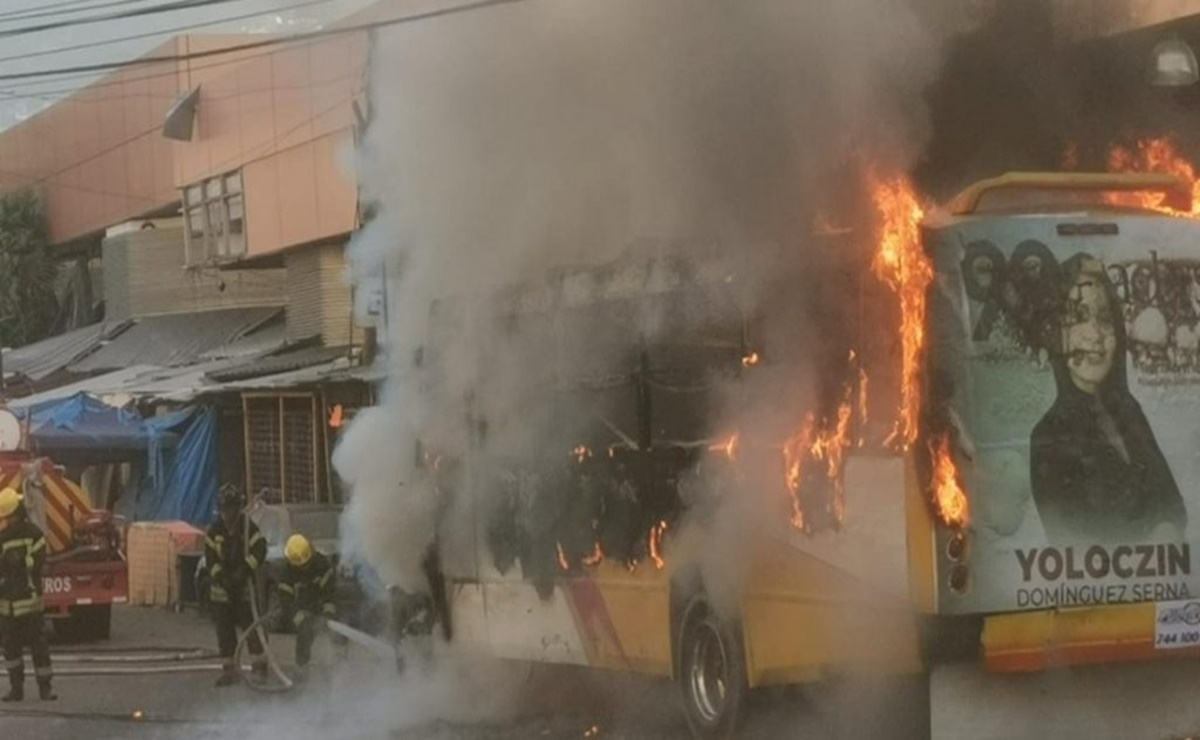 Hombres armados incendian camión urbano en el Mercado Central de Acapulco