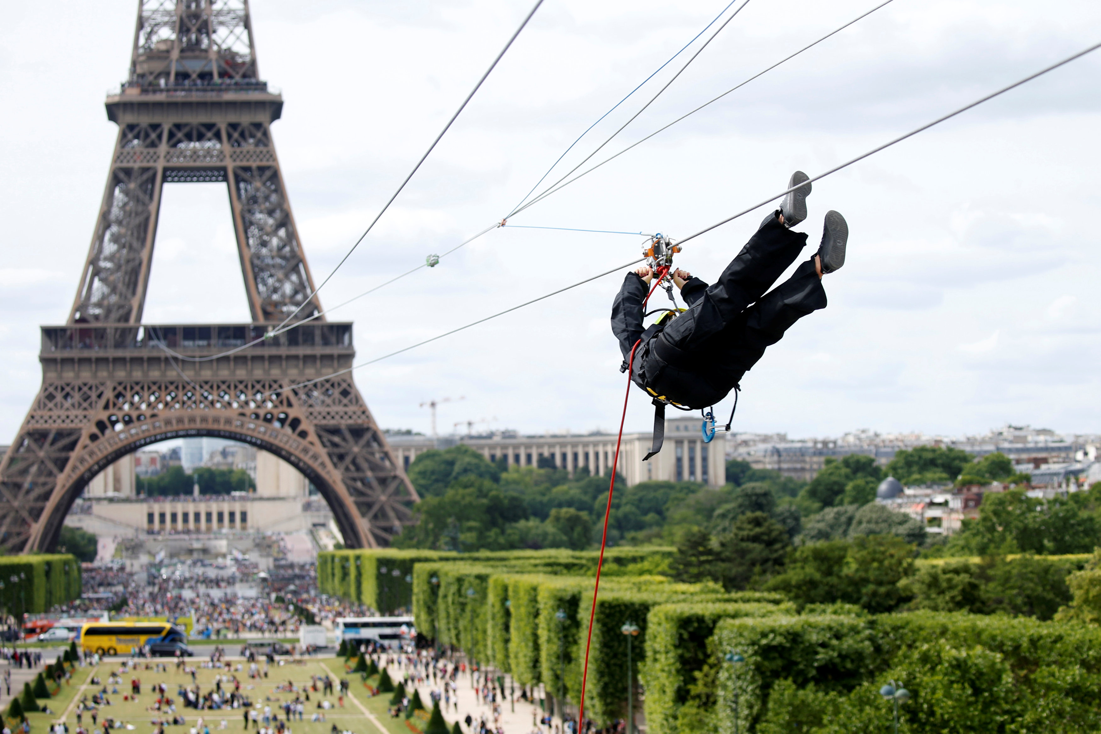Instalan tirolesa en la Torre Eiffel