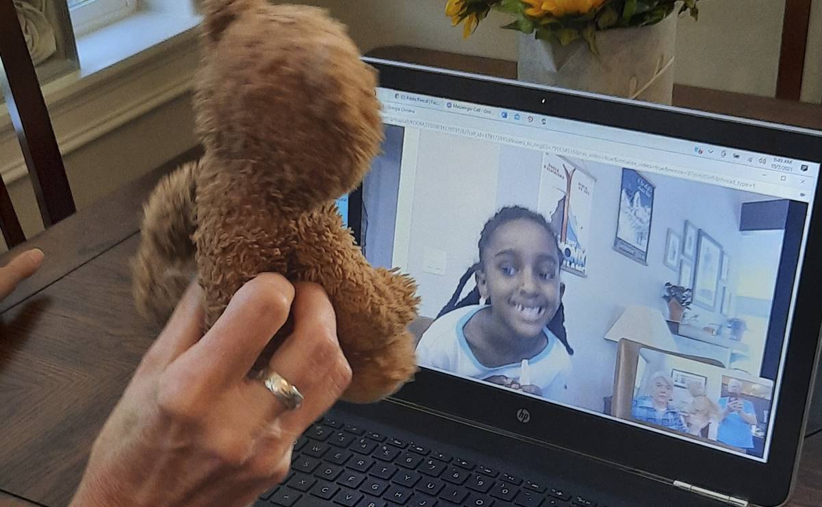 La esperanza triunfó; niña recupera oso de peluche perdido hace un año en parque de EU