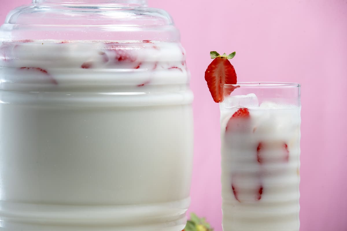 Refréscate con una jarra de agua de horchata y fresas