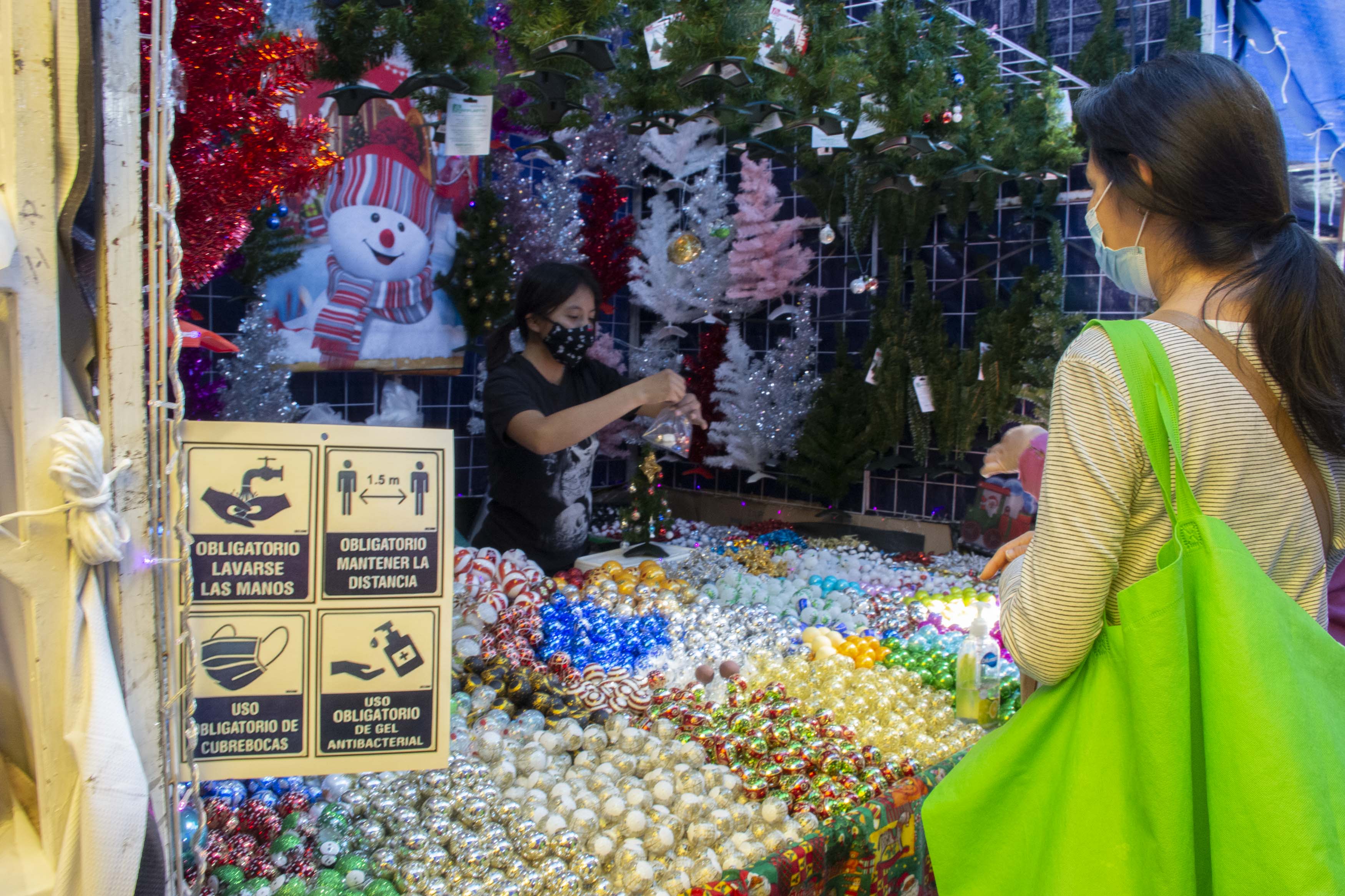 Regresa tradicional tianguis navideño del mercado La Cruz 