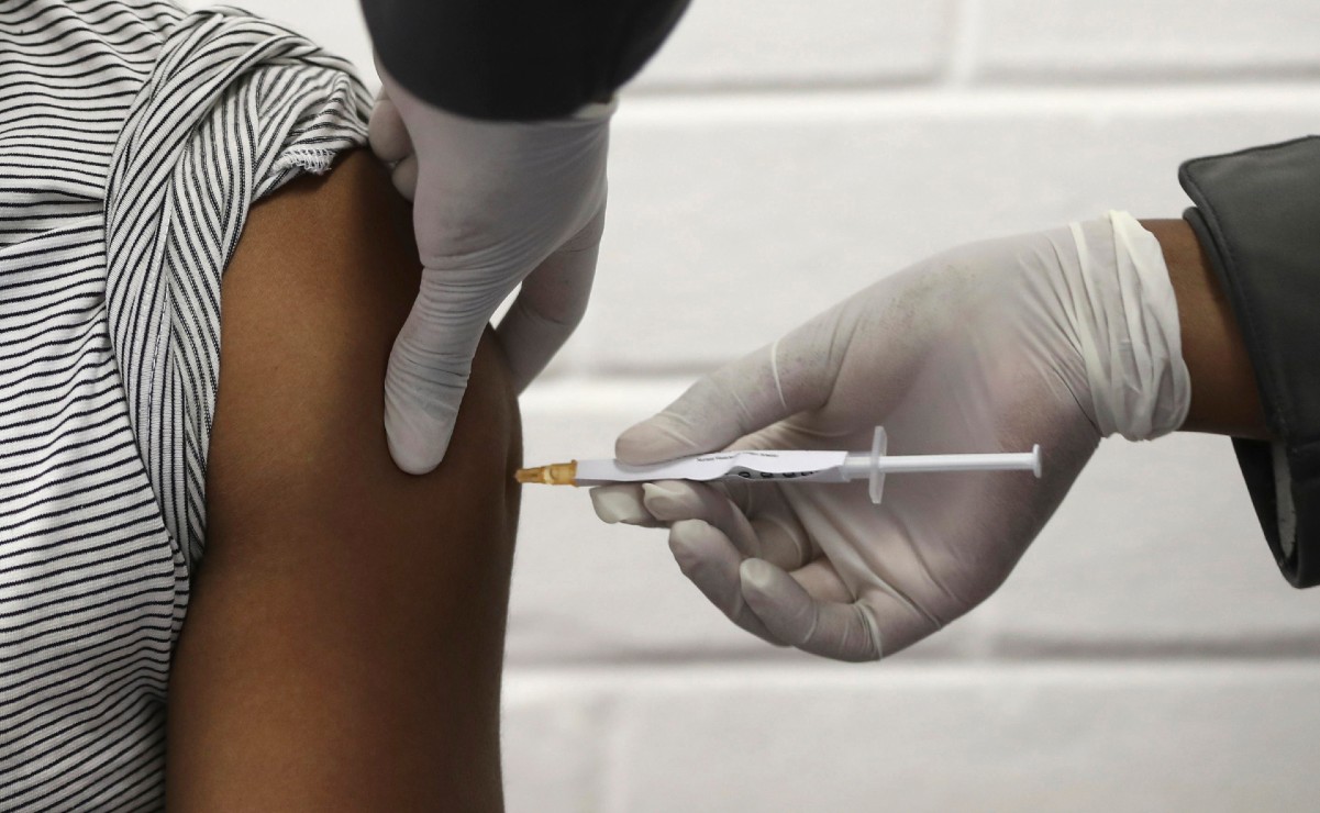 Oxford y AstraZeneca reanudan ensayos de su vacuna contra el Covid