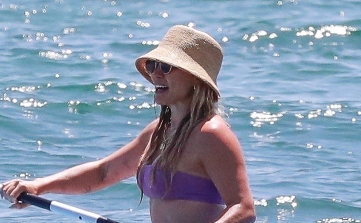 Hilary Duff presume 'bikini body' en medio del mar de Malibú y deslumbra 