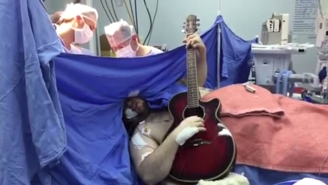 Video. Hombre toca guitarra mientras lo operan del cerebro 