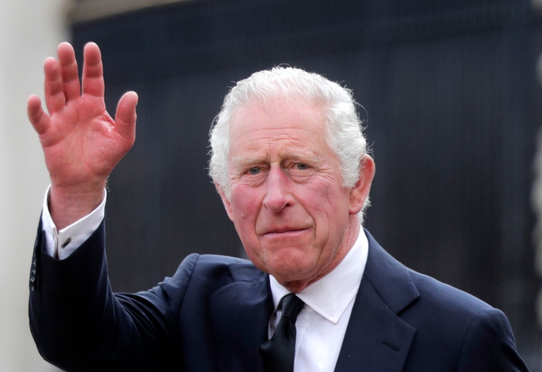 ¿Por qué el rey Carlos III tiene los dedos tan hinchados?