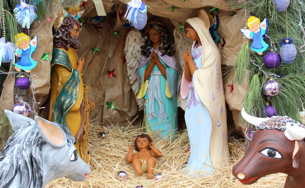 Nativity scenes and piñatas in Mexico City