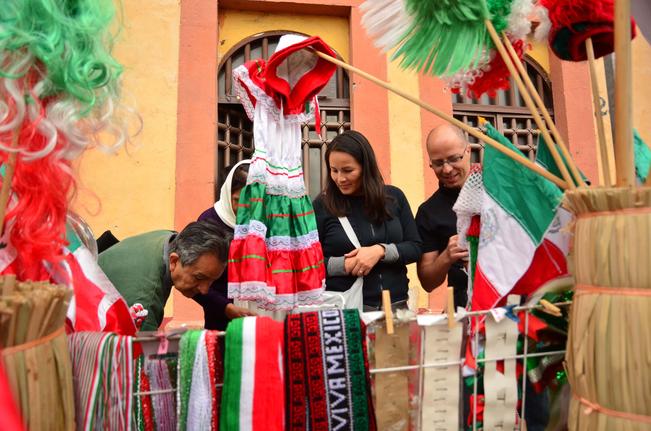 Decoran ciudad con 600 adornos patrios 