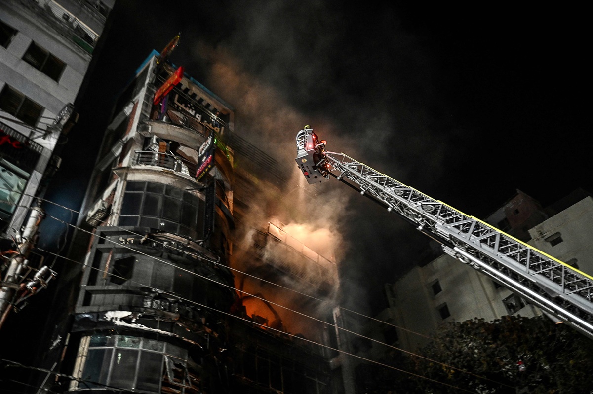 Incendio en la capital de Bangladesh deja al menos 43 muertos
