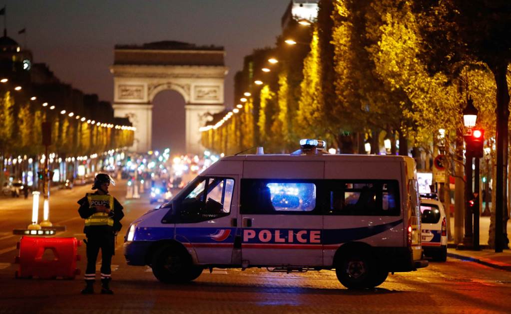 Policía y agresor muertos en París tras tiroteo en Campos Elíseos 