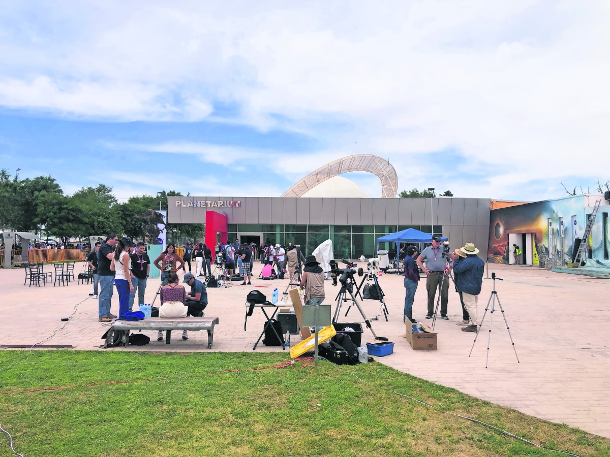 Pese a nubosidad, visitantes esperan apreciar el eclipse