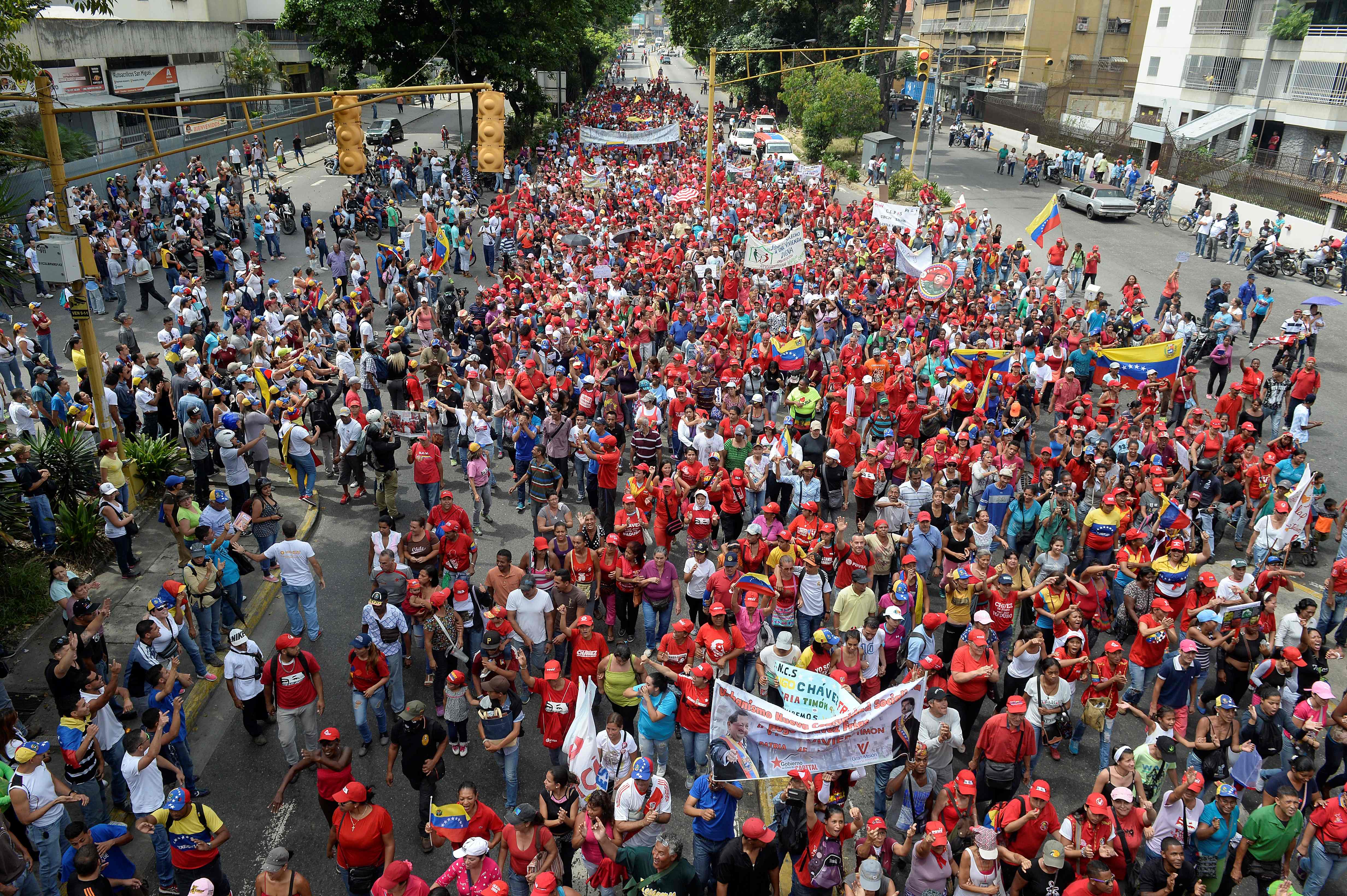 Oposición y chavismo se miden en megamarchas en Caracas