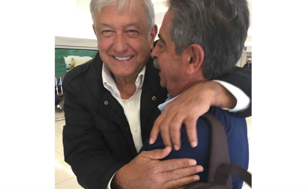 AMLO recibe en Aeropuerto al presidente de Cantabria; viajan a Palenque