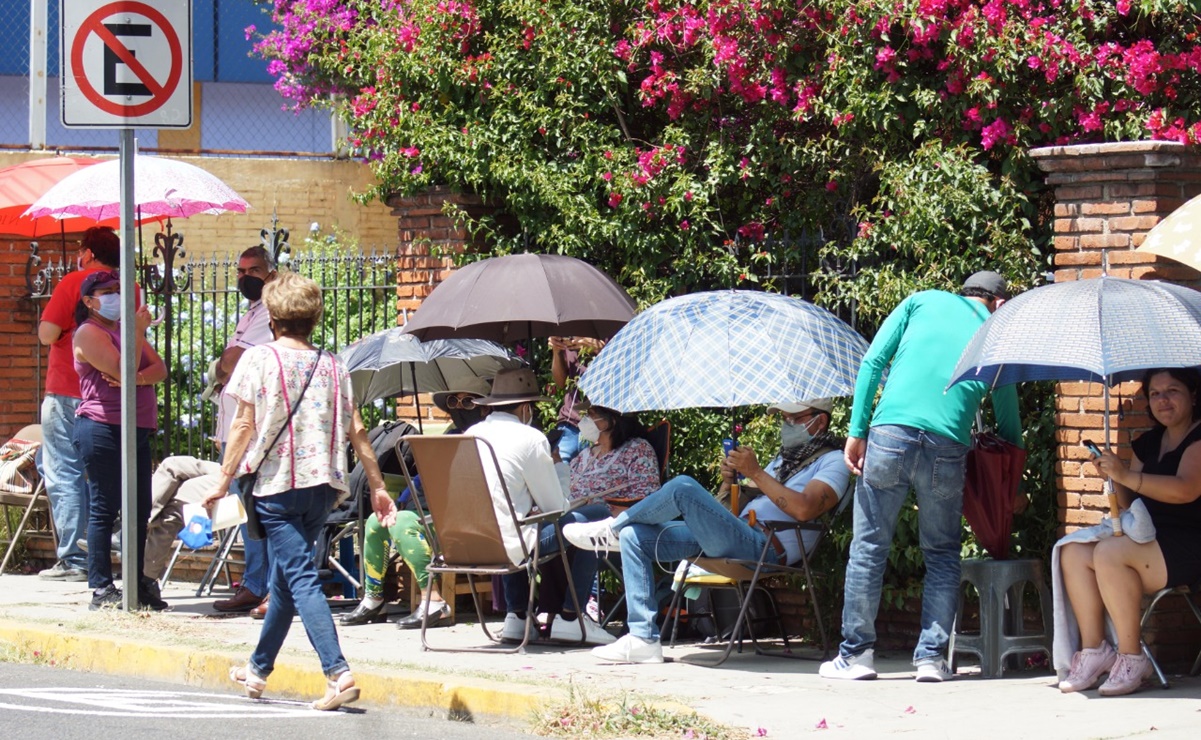 Adultos mayores hacen fila de más de 20 horas para recibir vacuna antiCovid-19 en Oaxaca