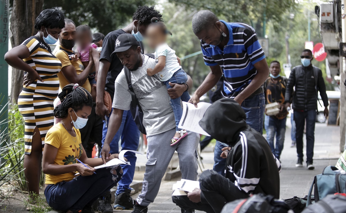 Migrantes haitianos llegan al INM en CDMX; analizan instalar albergues provisionales