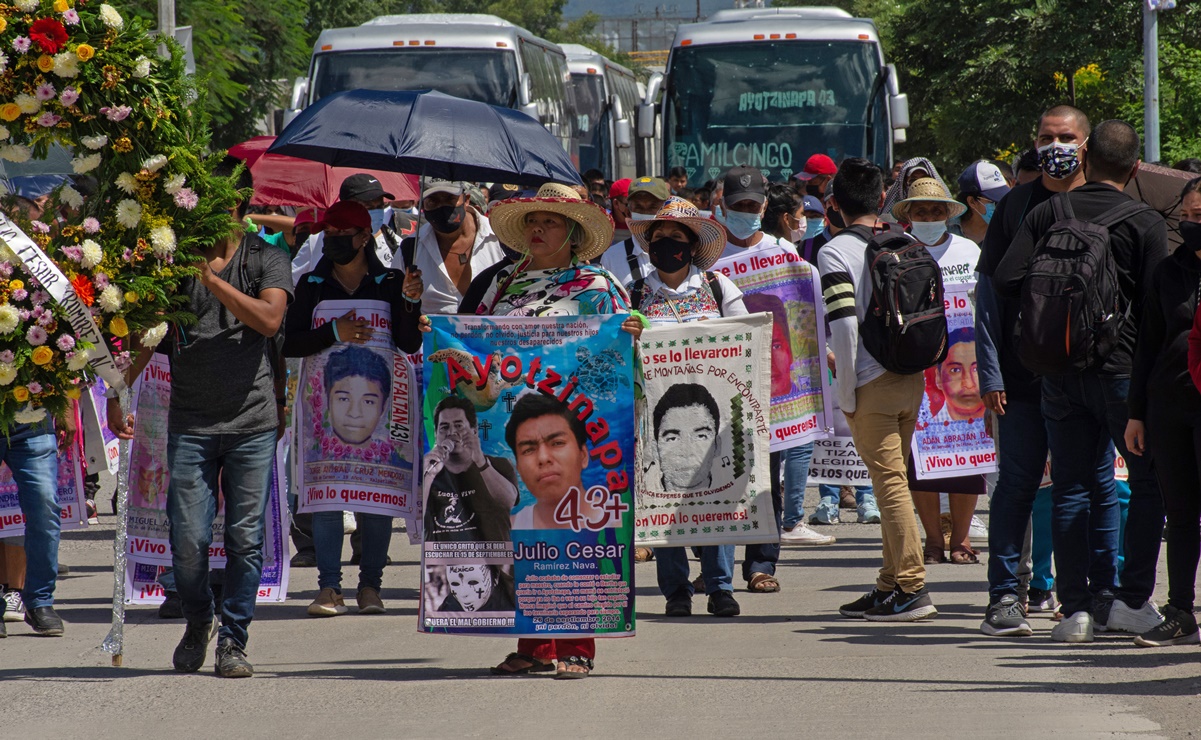 Con nuevas ausencias y sin respuestas, marchan a 7 años de la desaparición de normalistas en Guerrero