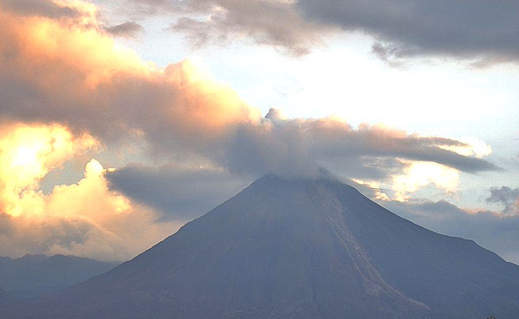 Emite volcán de Colima dos fumarolas de 1.5 kilómetros de altura