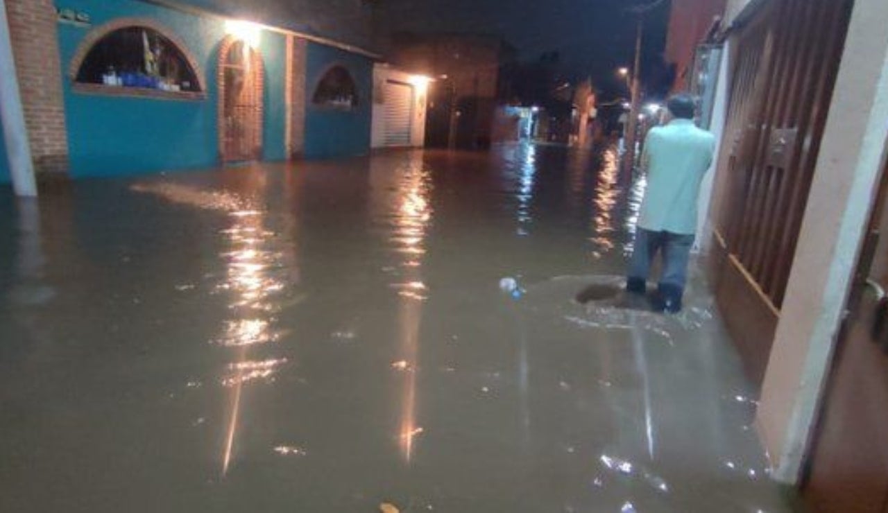 Por fuerte lluvia se desborda Río San Buenaventura en Xochimilco 