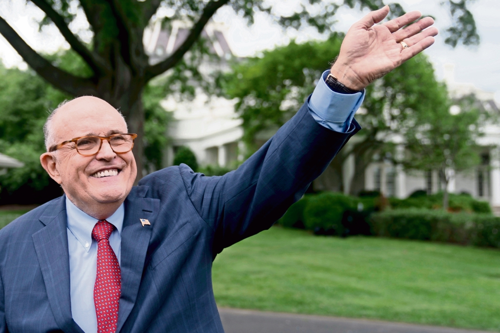 Trump podría indultarse, dice Giuliani 