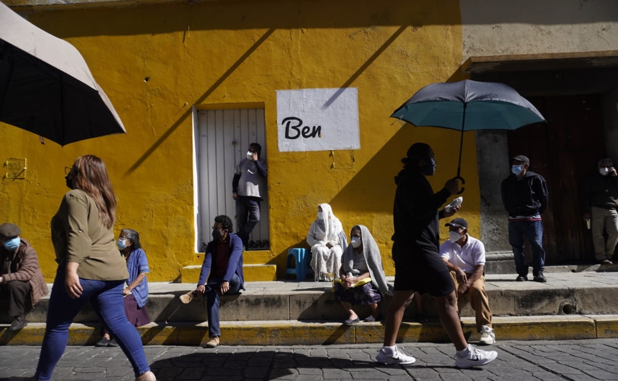 Se acaban vacunas Covid-19 y cierran 2 sedes en Oaxaca; piden tener “paciencia y esperanza”