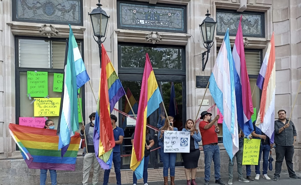 Comunidad LGBT aplica clausura simbólica al Congreso de Aguascalientes; afirma que es un parlamento homofóbico