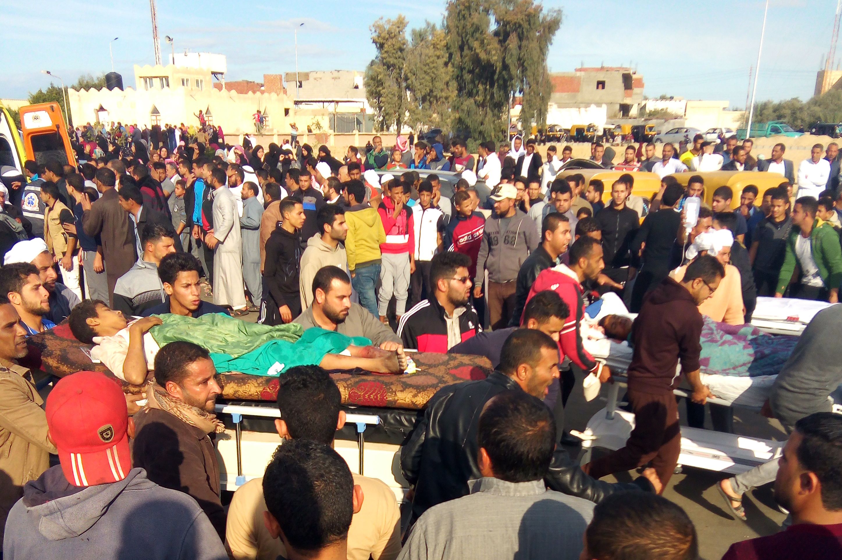 Suman 305 muertos por atentado en mezquita de Egipto