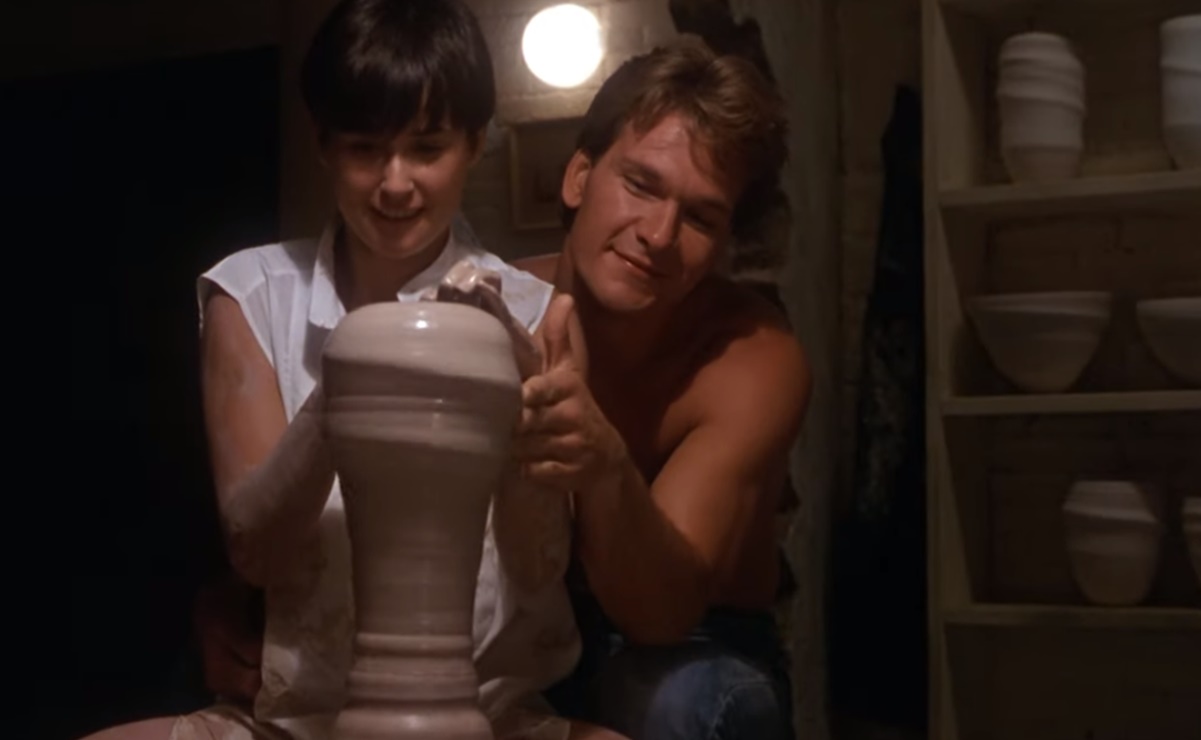 Demi Moore aún atesora las ollas de barro de "Ghost" que hizo junto a Patrick Swayze