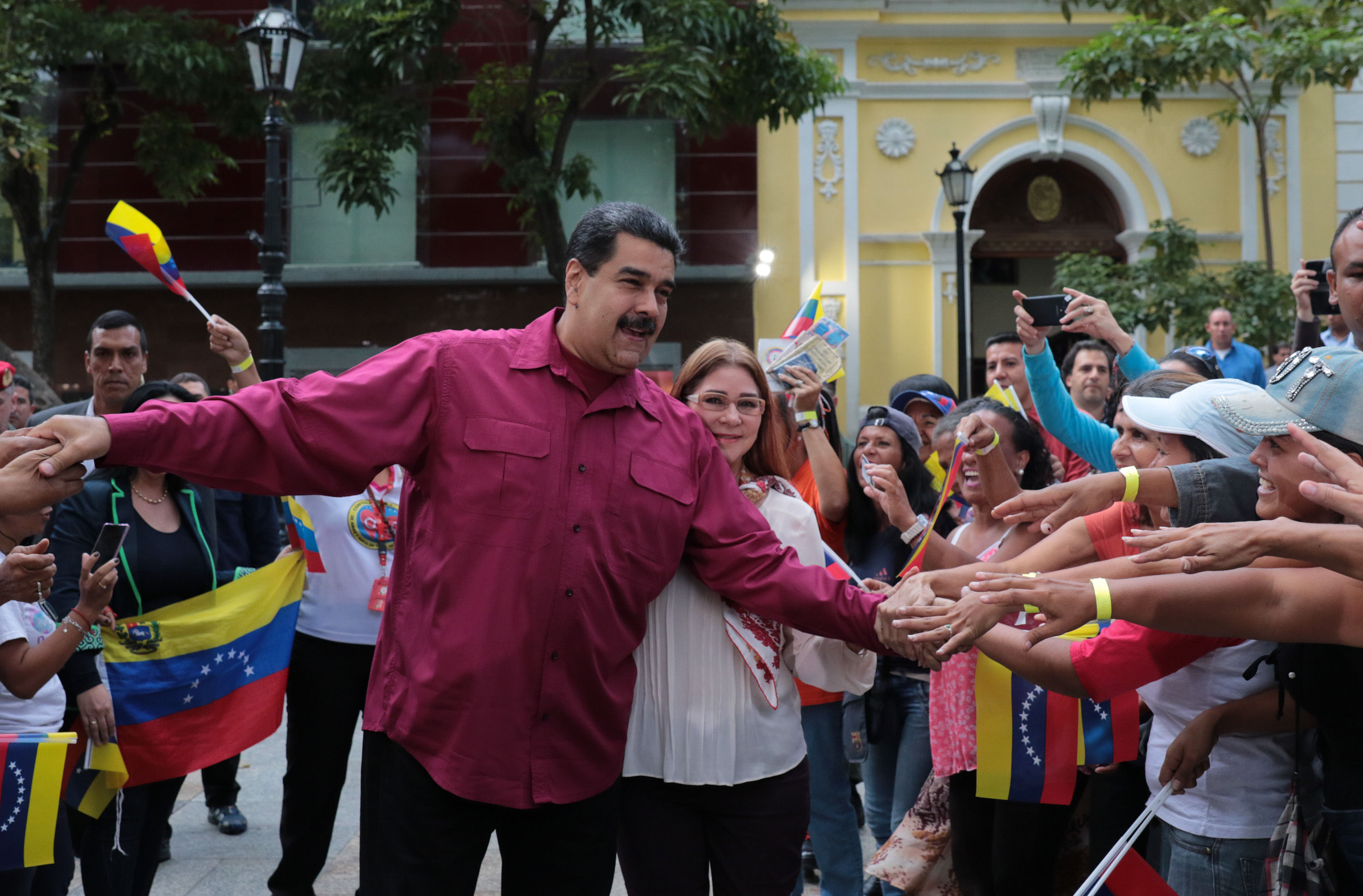 Maduro dice que Juan Manuel Santos le tiene "envidia" porque "no sabe bailar"
