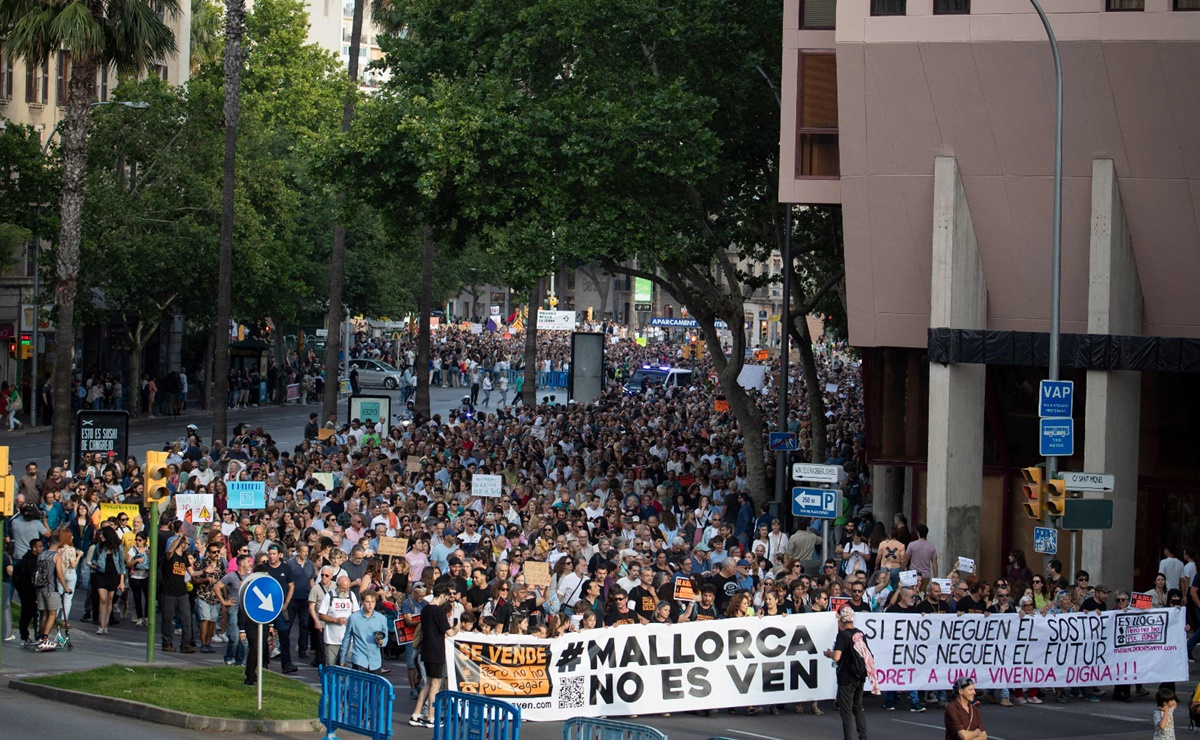 Miles se manifiestan contra el exceso de turistas en la isla de Mallorca, días después del colapso de un bar