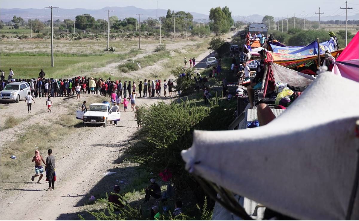 Mil 500 migrantes que viajaban en tren quedan varados en Fresnillo