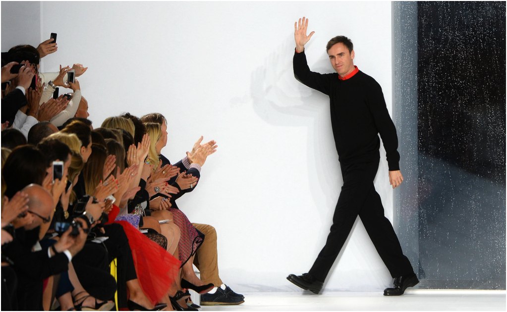 Raf Simons renuncia a Dior